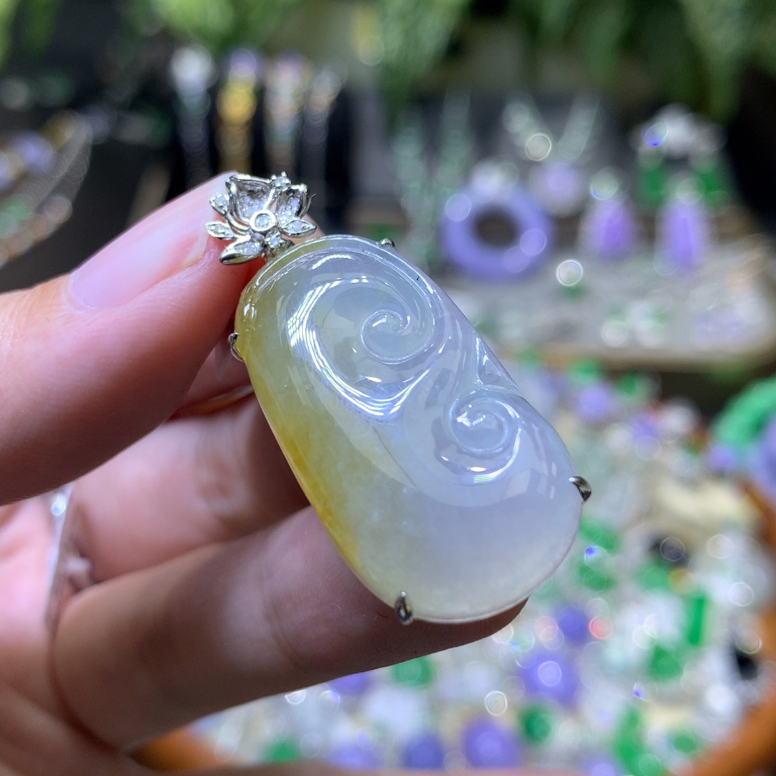 颈饰18K金镶嵌翡翠