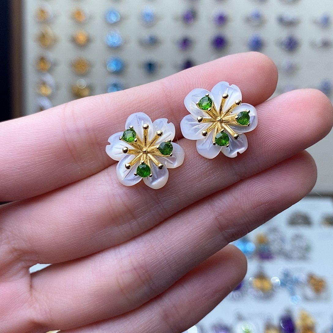 透辉石耳钉银S925镶嵌（需要证书备注）