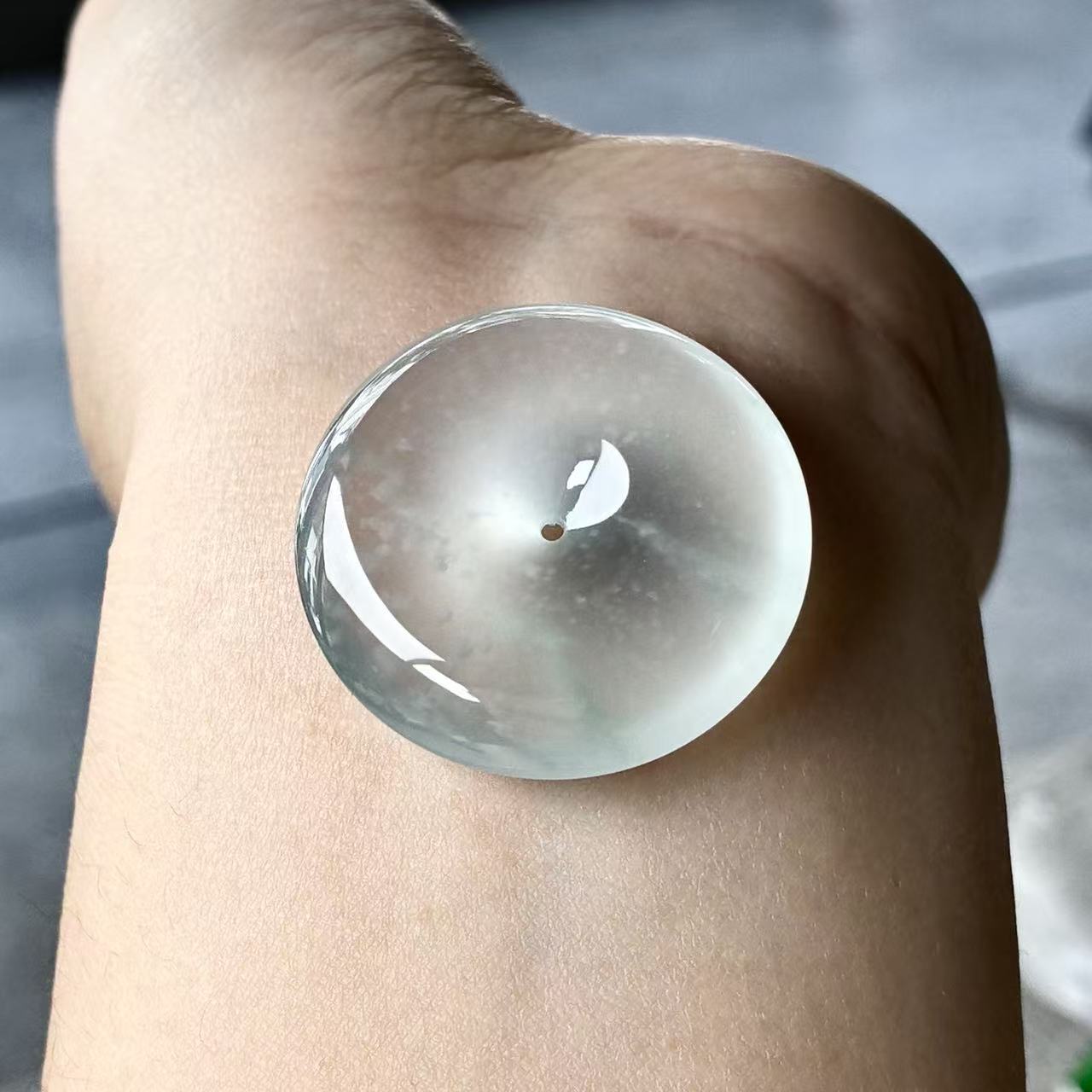 天然a货缅甸翡翠尺寸28.6/6.7， 玻璃种木那平安扣吊坠，白皙细腻