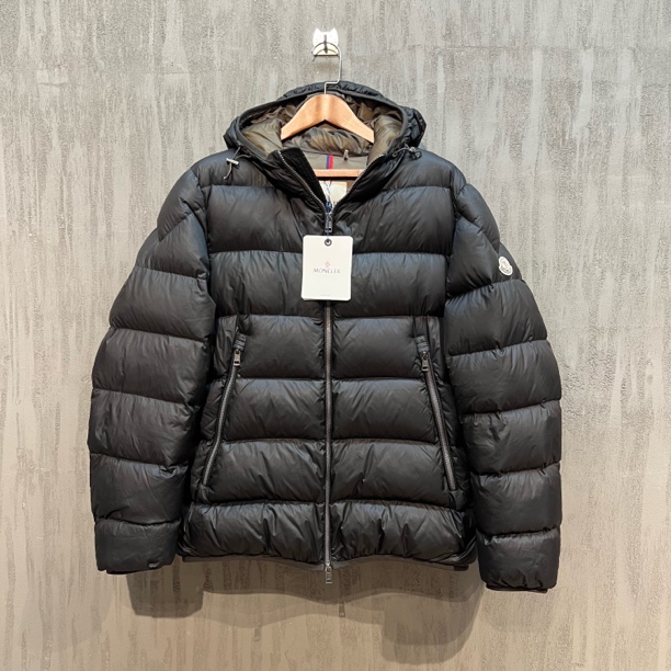 95新 MONCLER 蒙口 黑色连帽经典小标羽绒服 6码 Z00589