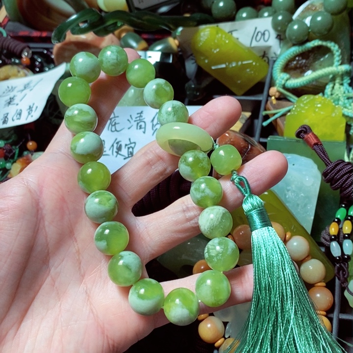 透闪石质玉颈饰未镶嵌