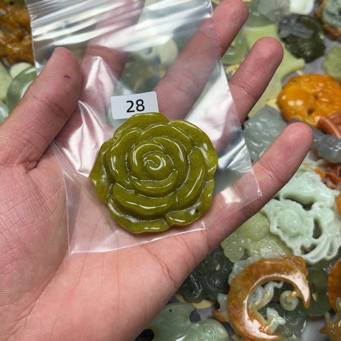 蛇纹石玉未镶嵌颈饰