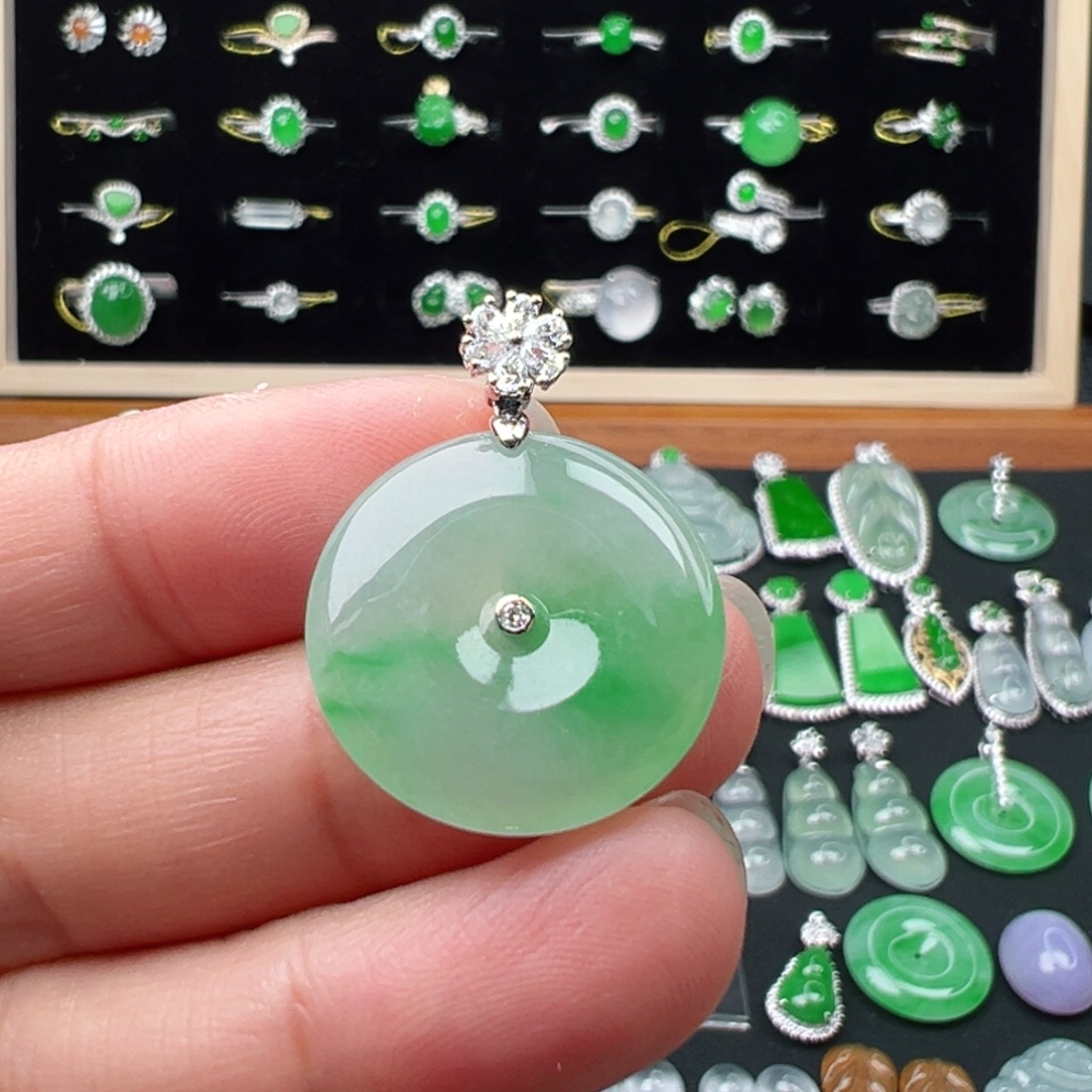 翡翠18K金镶嵌颈饰扣