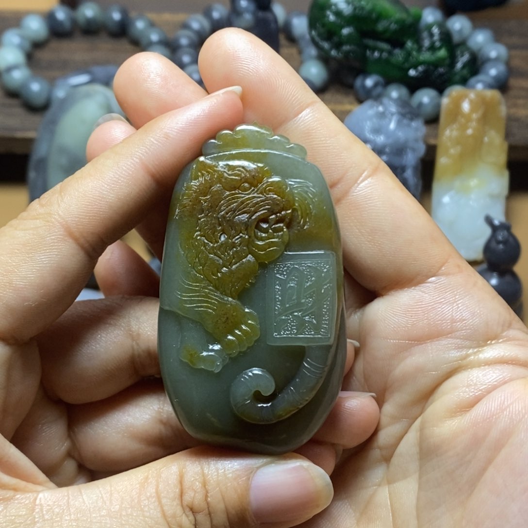 和田玉未镶嵌颈饰光*