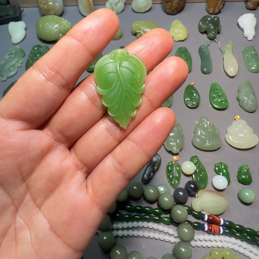 想***你和田玉未镶嵌颈饰