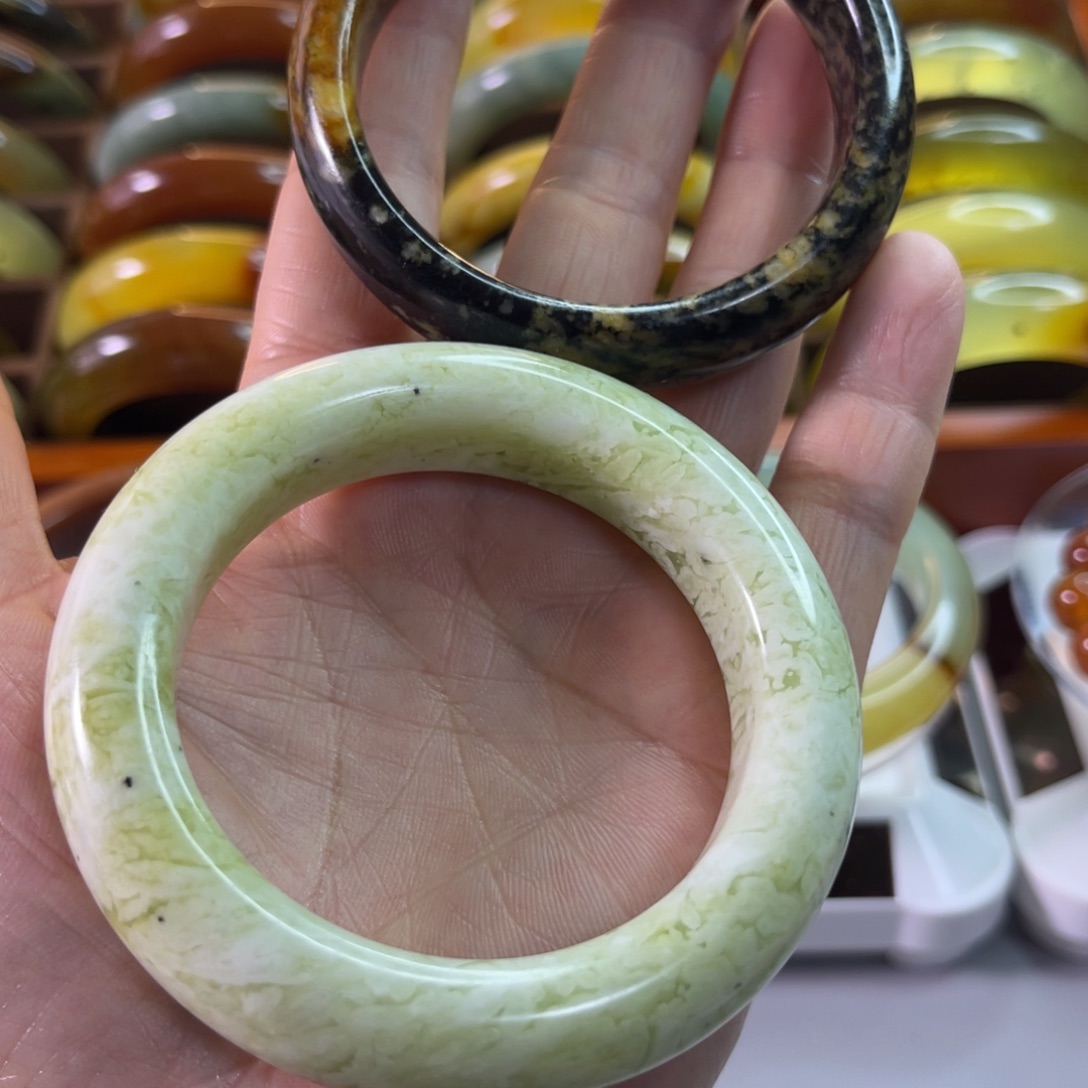 蛇纹石玉未镶嵌手镯