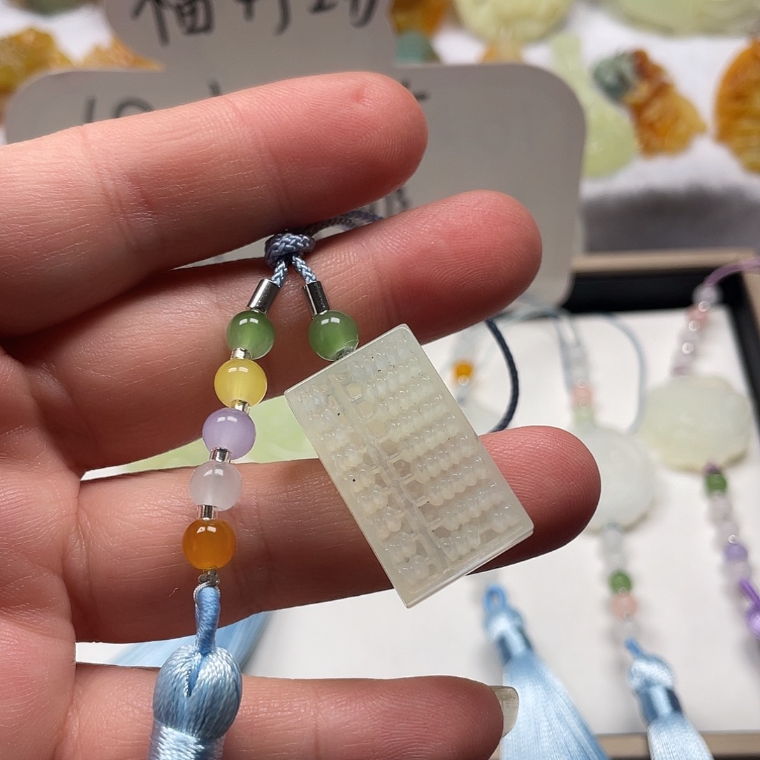 筱***筱蛇纹石玉未镶嵌颈饰