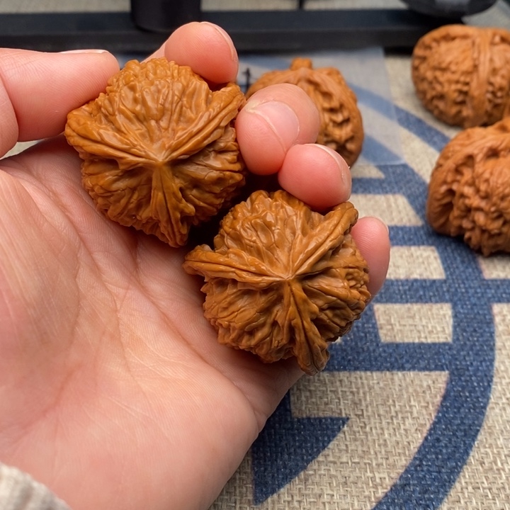 吊坠文玩核桃?**坤三棱