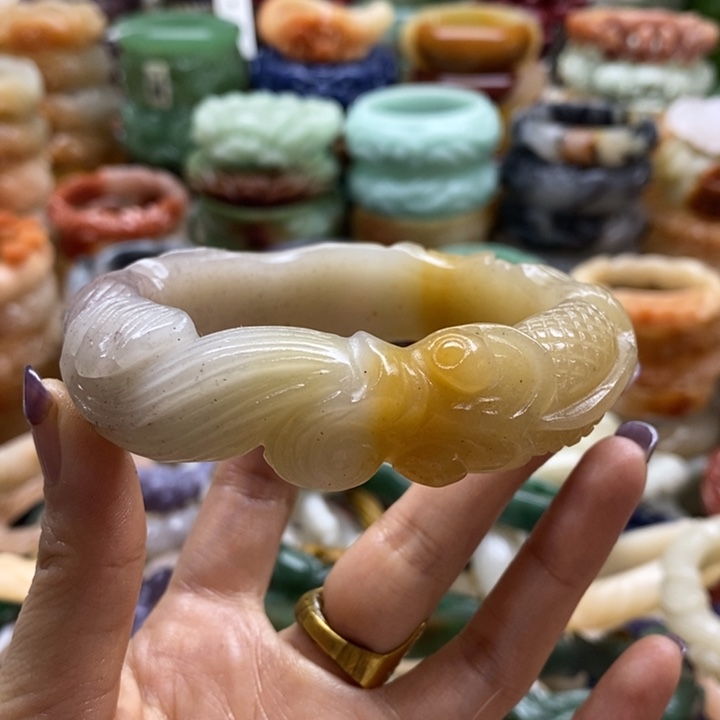 石英岩玉未镶嵌手镯圈口64