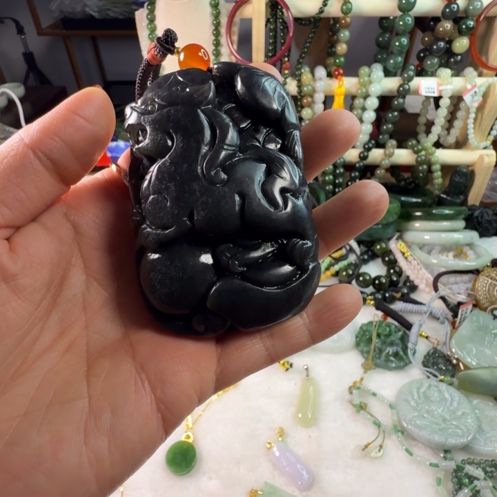 和田玉（糖玉）未镶嵌颈饰大手把件