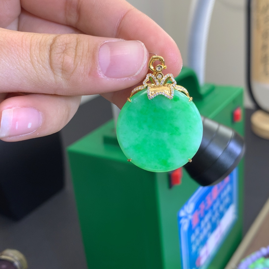 翡翠颈饰18K金镶嵌翡翠