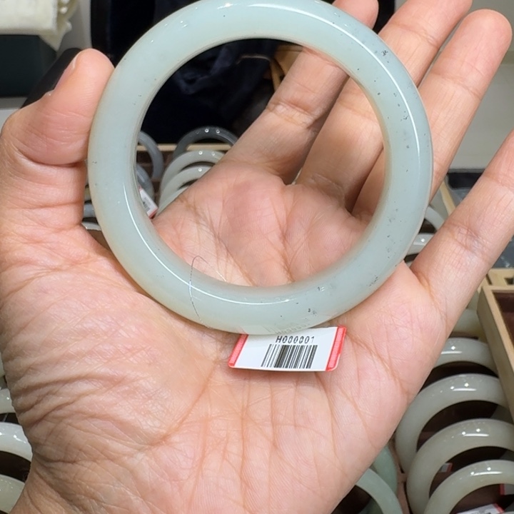 瑶***士和田玉（糖玉）未镶嵌手镯