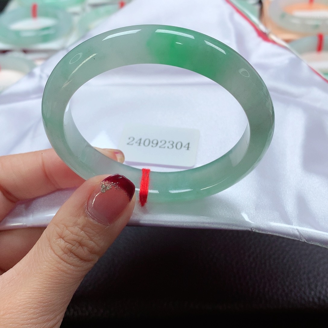 翡翠手镯（贵妃镯）未镶嵌