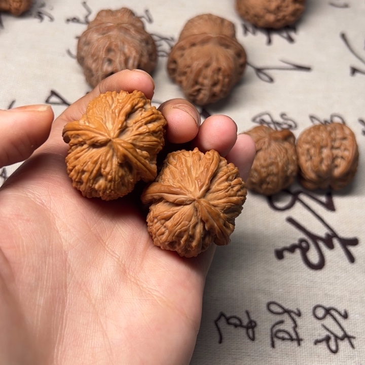 白狮子丁字三棱文玩
