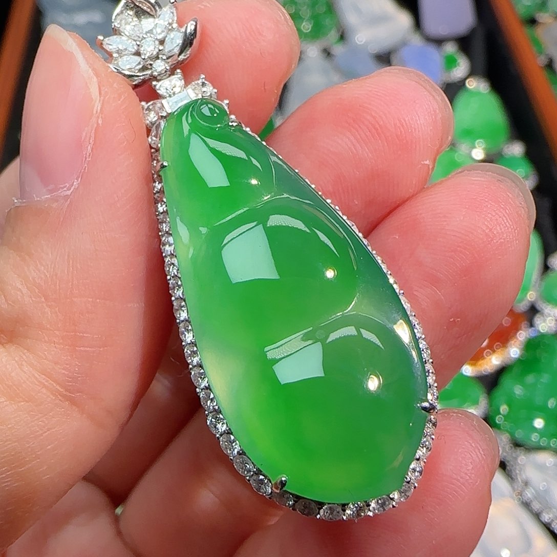 翡翠颈饰18K金镶嵌阳绿大福豆