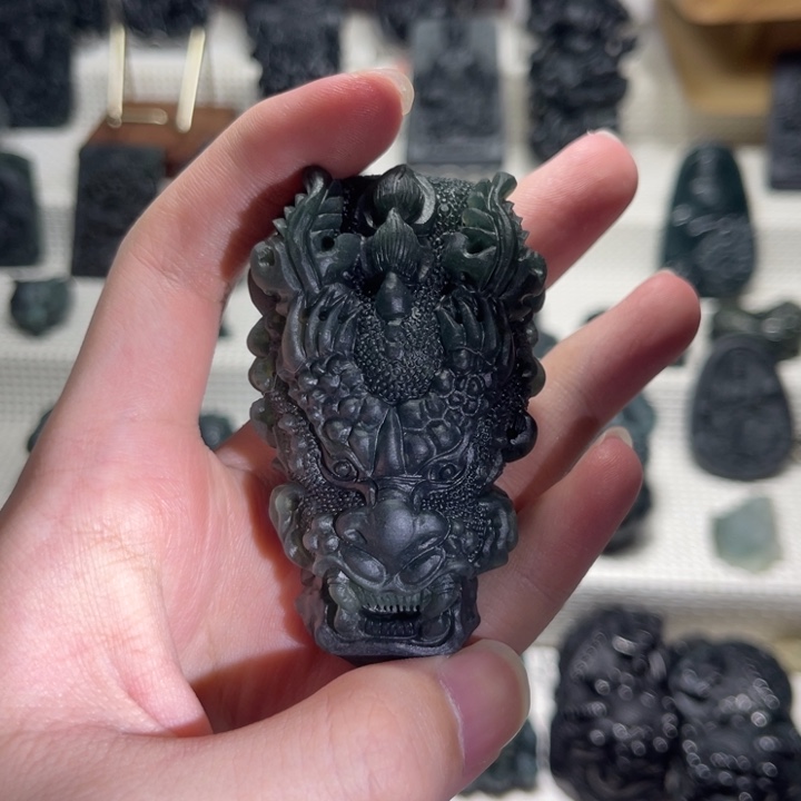 颈饰未镶嵌翡翠毛货未抛光