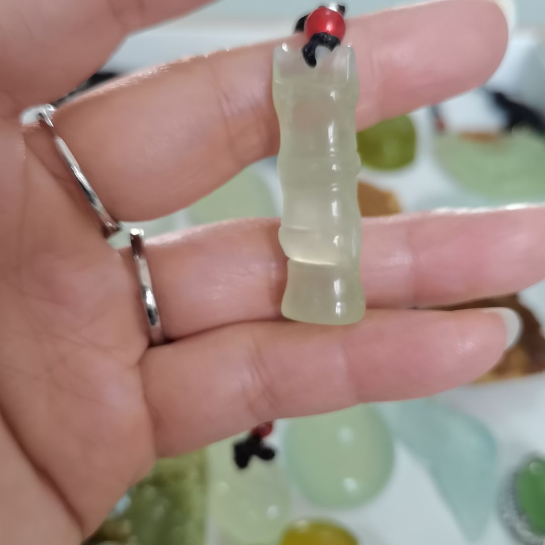 未镶嵌蛇纹石玉吊坠