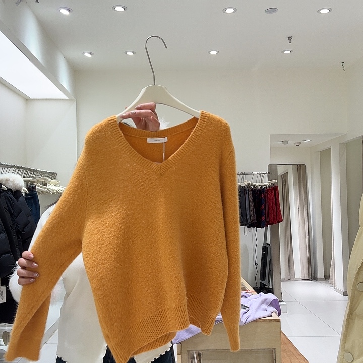 橘色v领纯色毛衣：