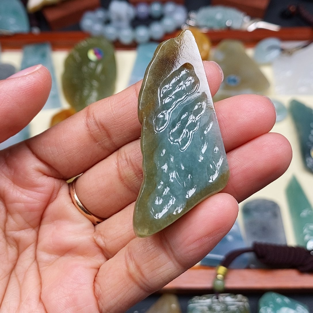 翡翠颈饰未镶嵌翡翠