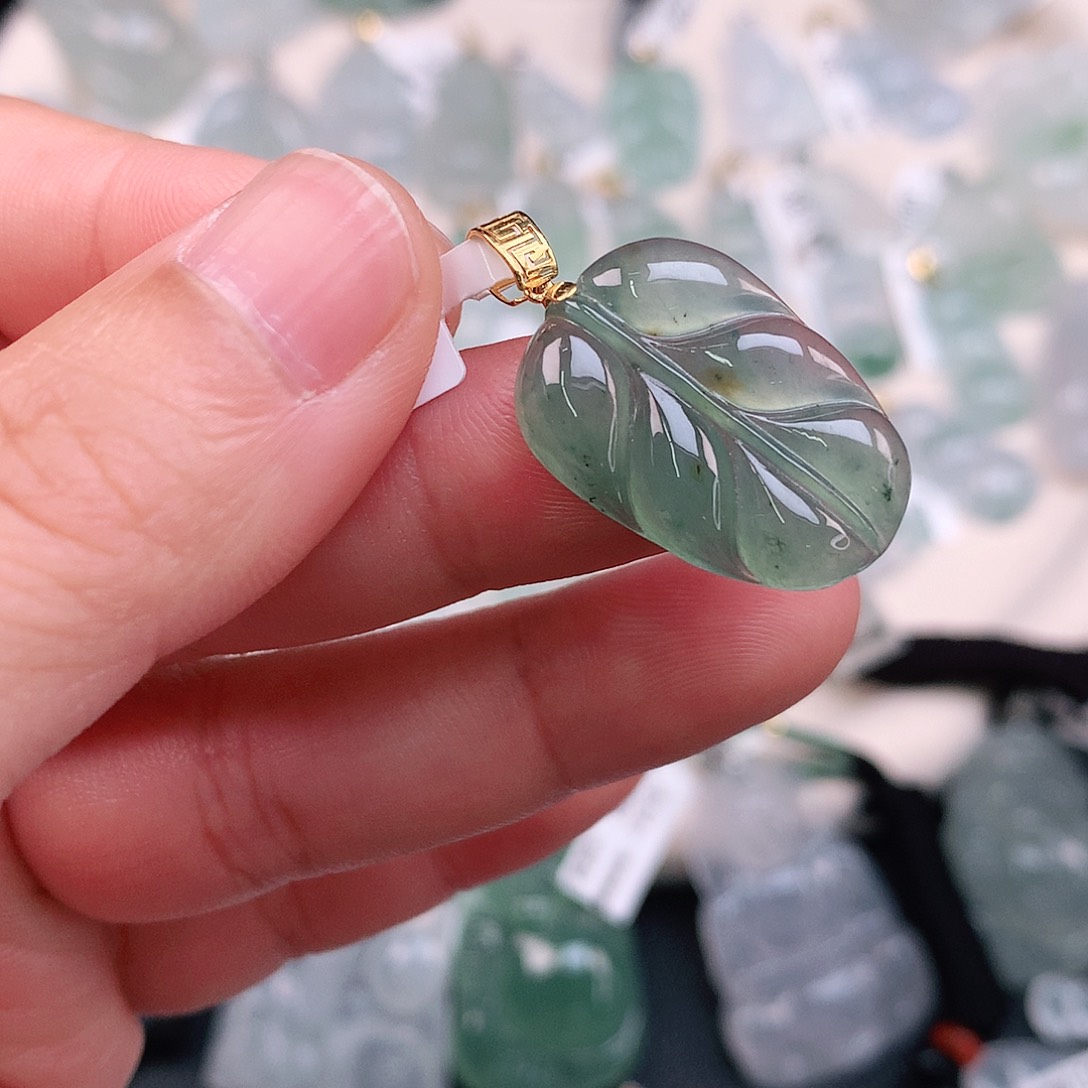 翡翠颈饰18K金镶嵌冰胶绿叶子