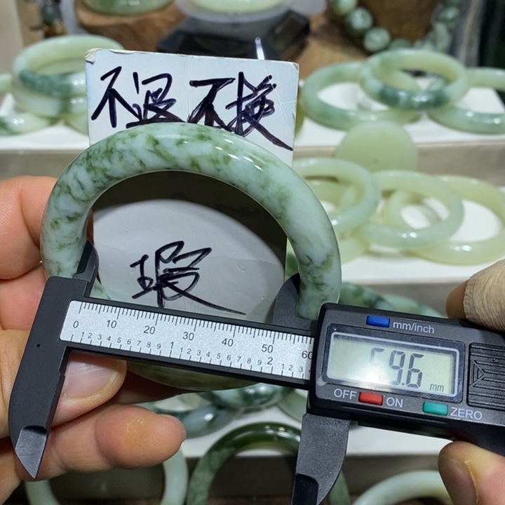 透闪石-蛇纹石玉未镶嵌手镯