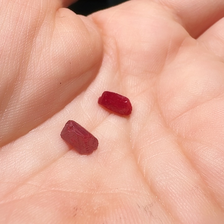 小***熊天然辰砂天然朱砂原矿石马料单晶0.8克