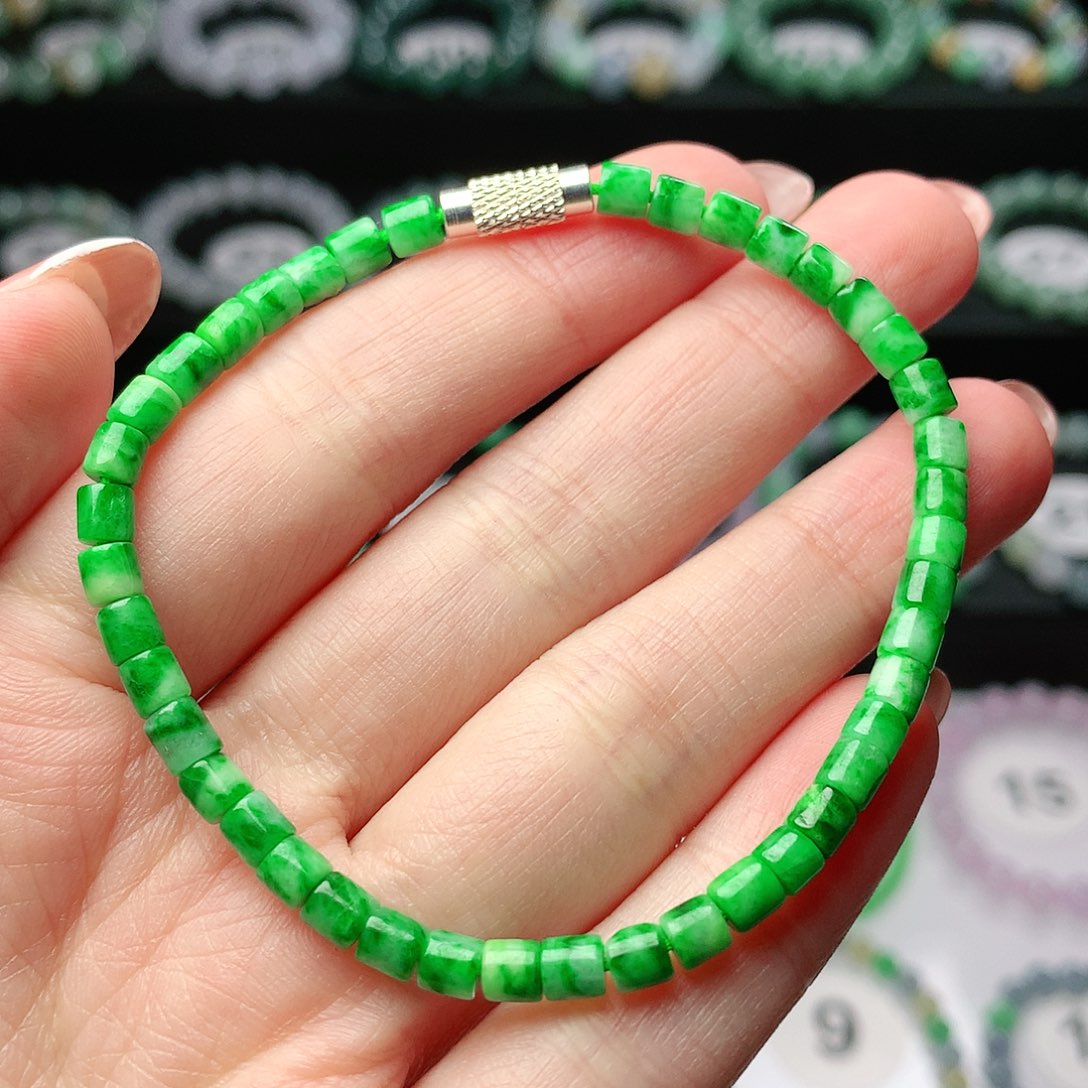 翡翠手链未镶嵌Y*。翡翠