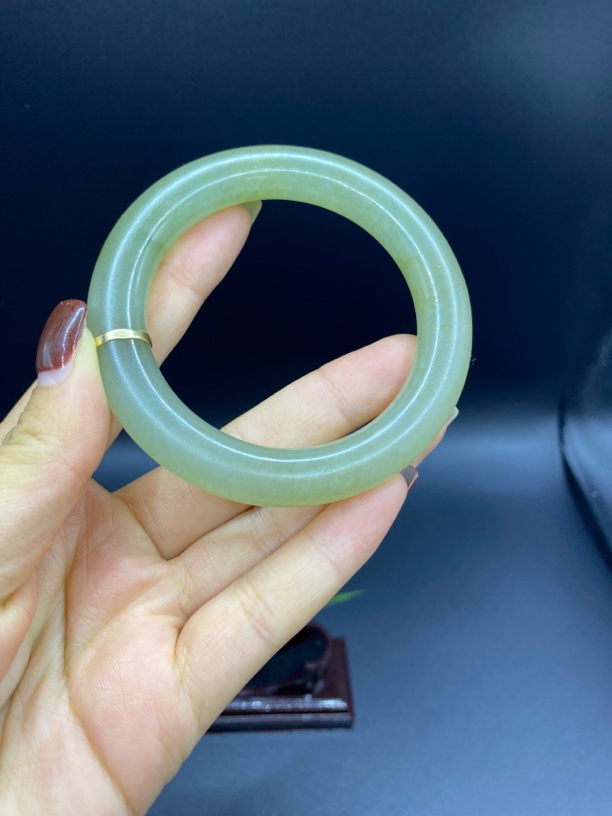 秋香色明清老手镯浅绿精美美人镯时尚