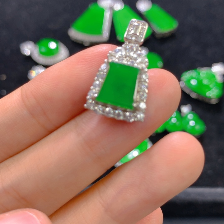 翡翠银S925镶嵌颈饰一个