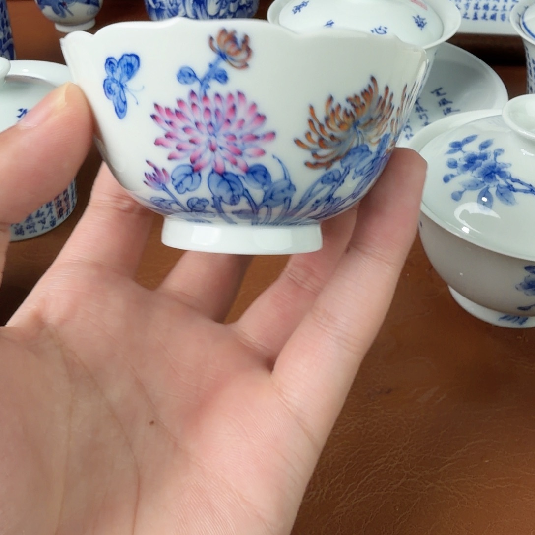 手绘青花花卉图案精美