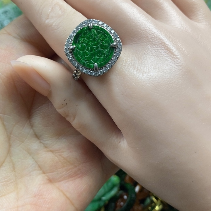 翡翠未镶嵌吊坠(赠链)