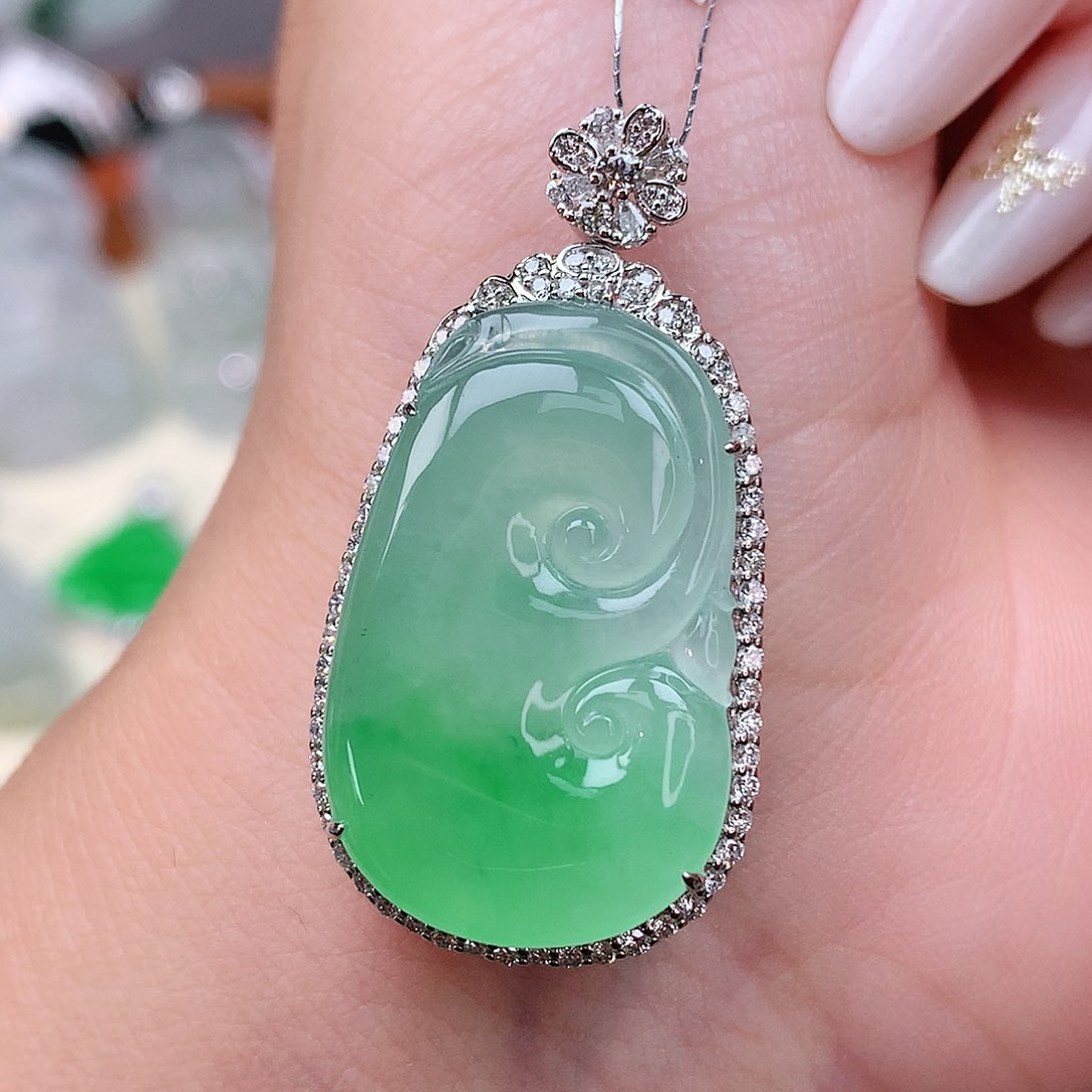 颈饰18K金镶嵌翡翠如意