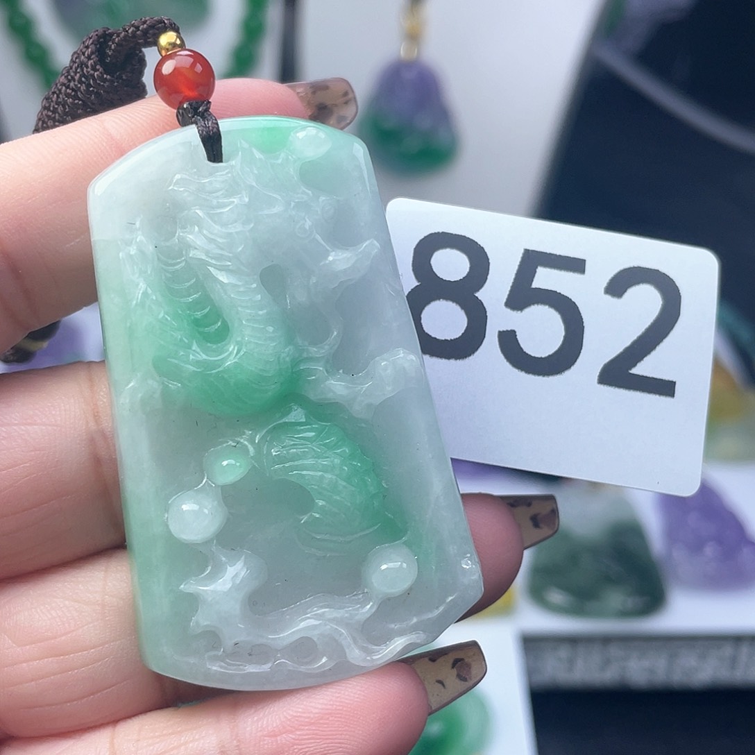 翡翠吊坠(赠链)未镶嵌