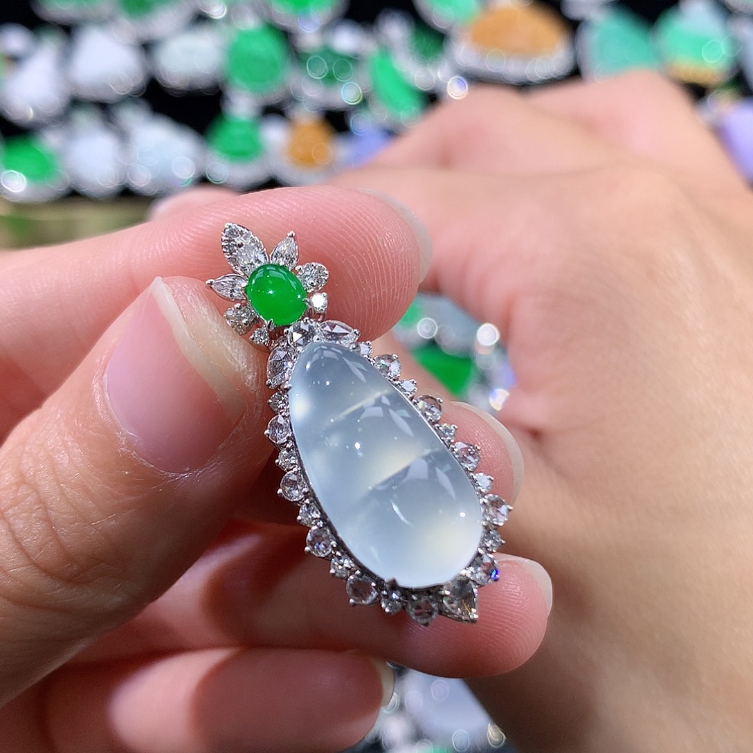 翡翠18K金镶嵌颈饰