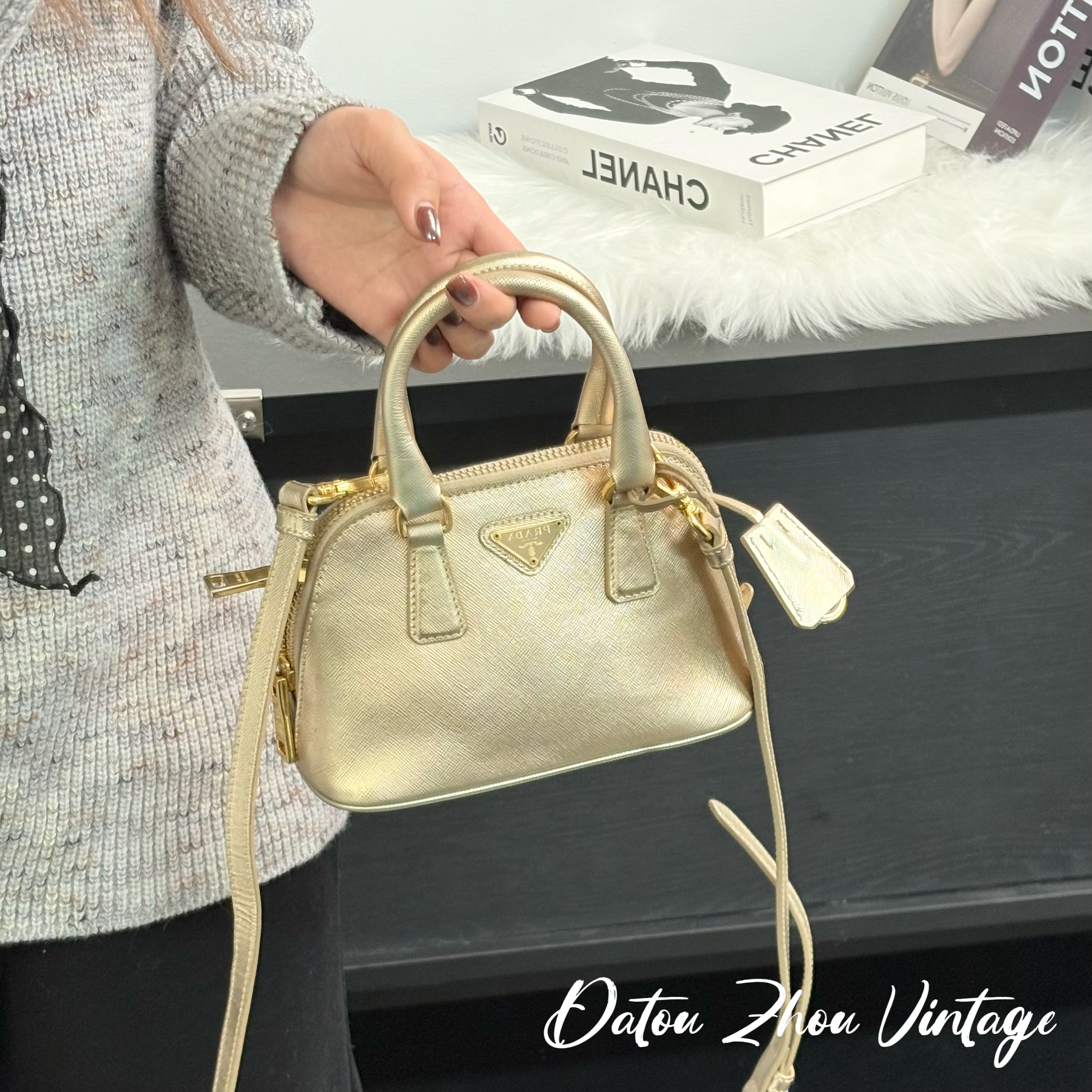 95新 Prada/普拉达 金色mini贝壳手提斜挎包ss