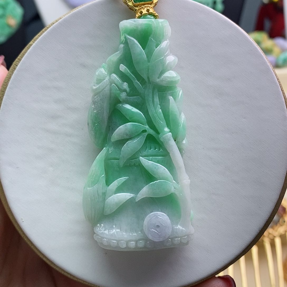 翡翠未镶嵌吊坠(赠链)