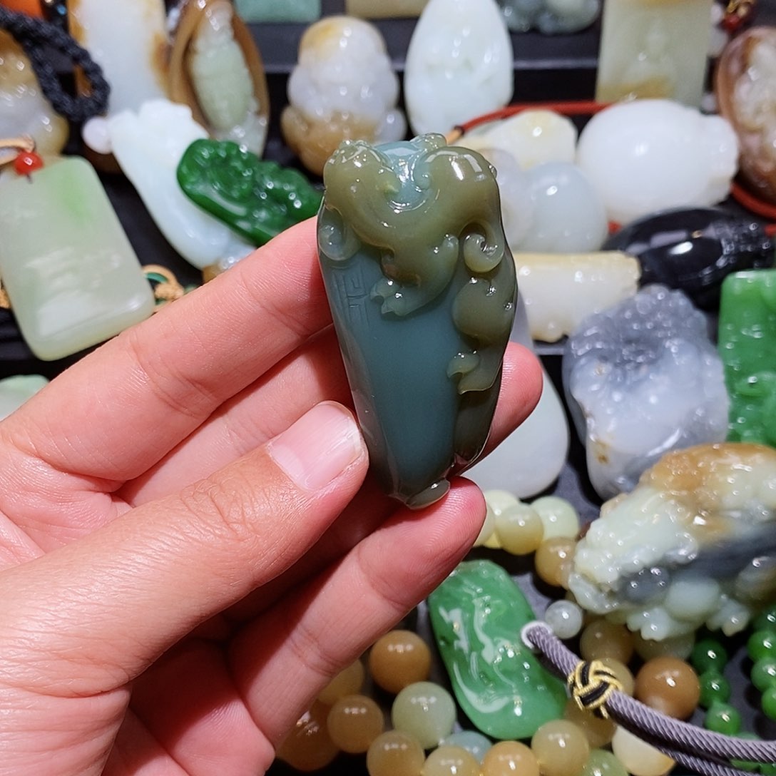 和田玉挂件未镶嵌都**?