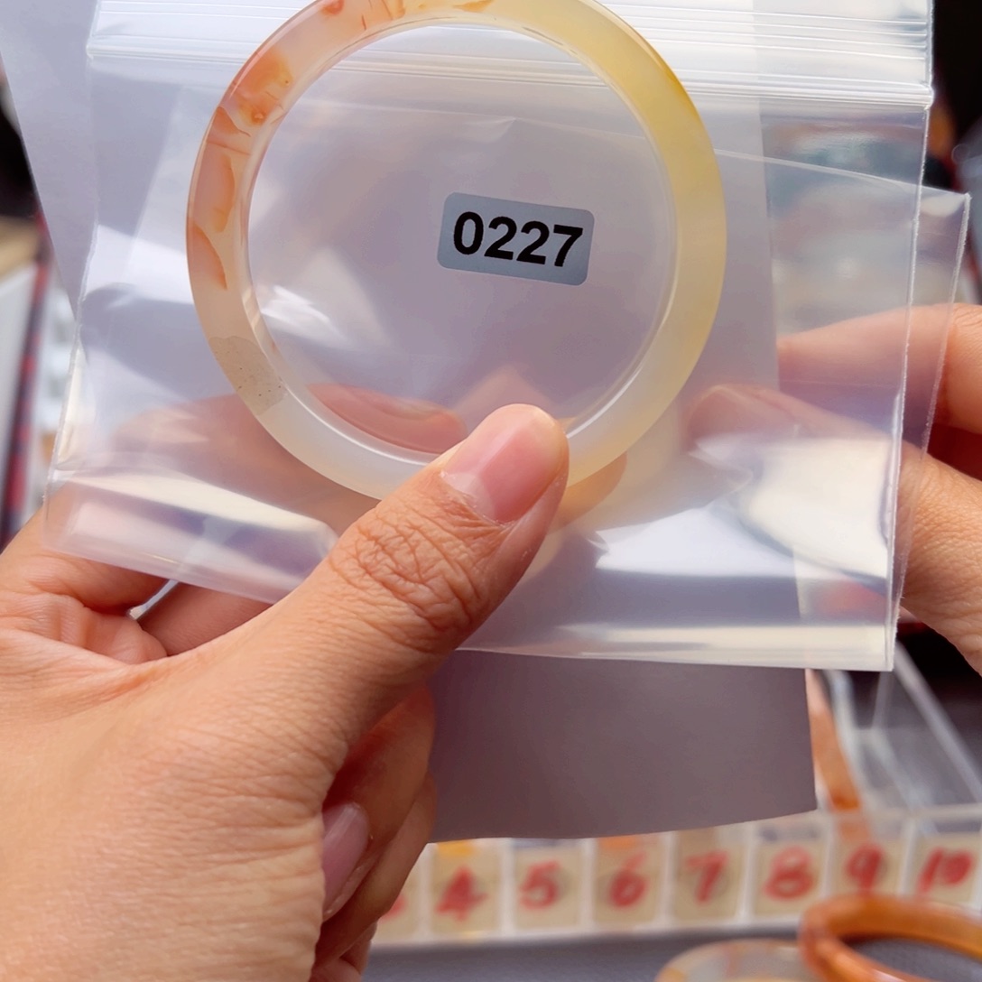 玛瑙/玉髓手镯未镶嵌R**、