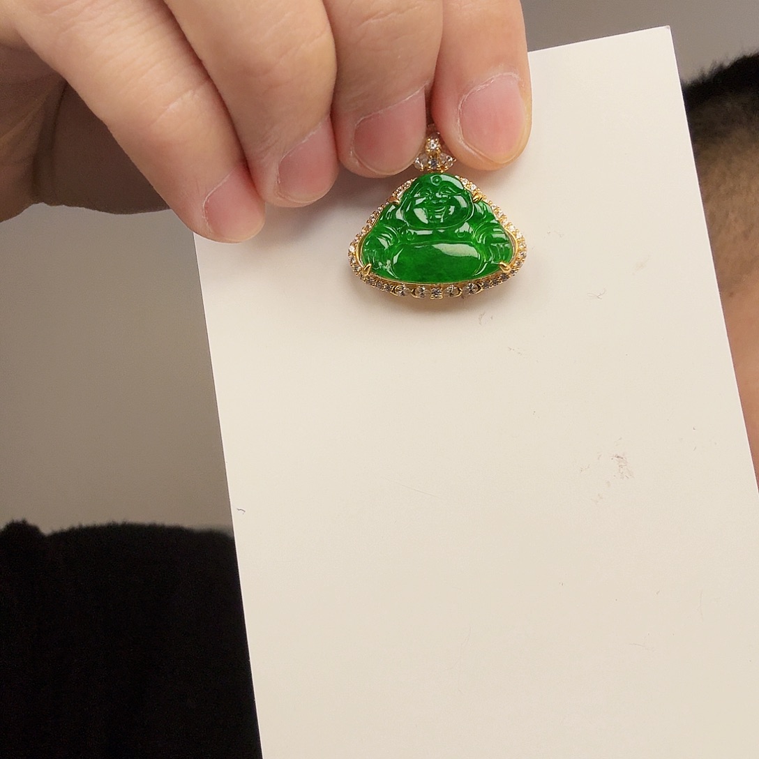 湘***汨翡翠未镶嵌颈饰一件