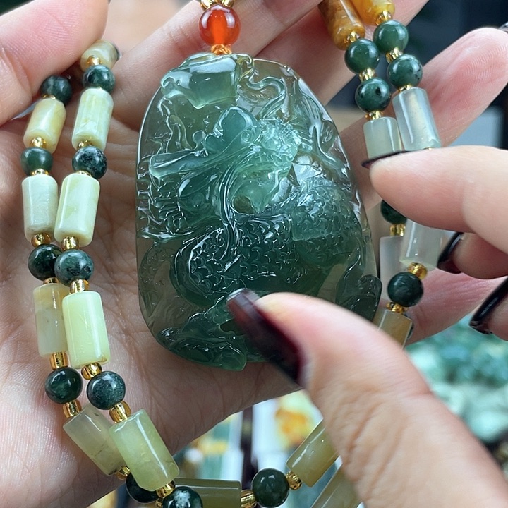 蛇纹石玉颈饰未镶嵌