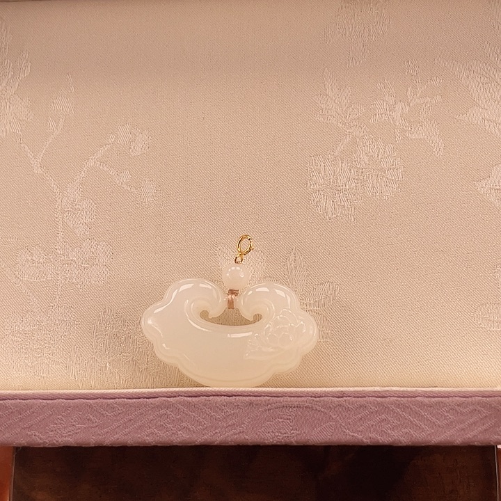 和田玉吊坠(不含链)18K金镶嵌