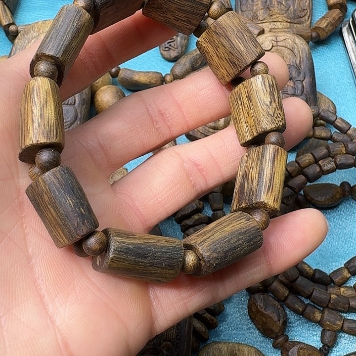 沉香手串郭****5沉香海南白棋手牌老料1619发1️⃣