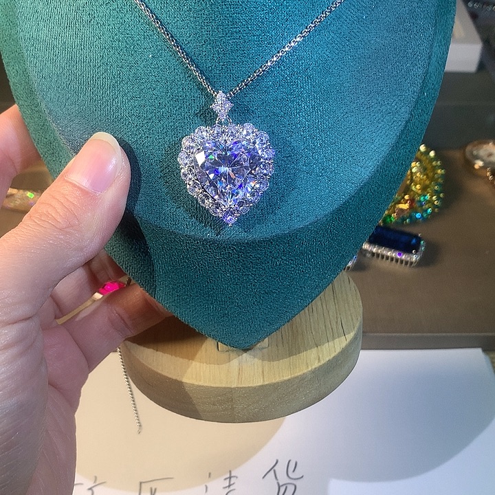 非金属58白色吊坠。          