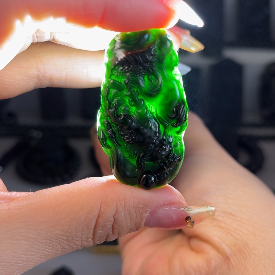 蛇纹石玉颈饰合金