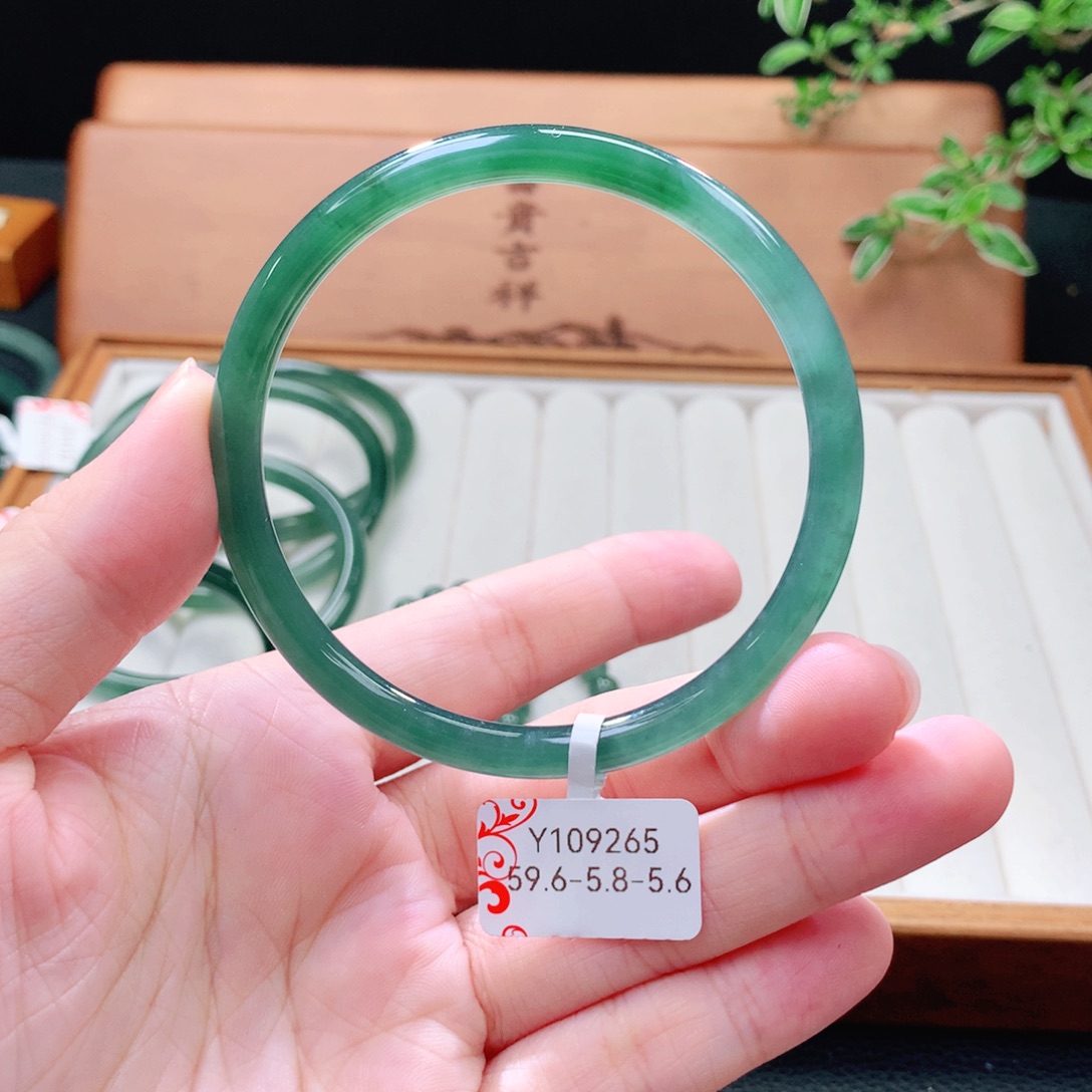 翡翠未镶嵌手镯（圆镯）