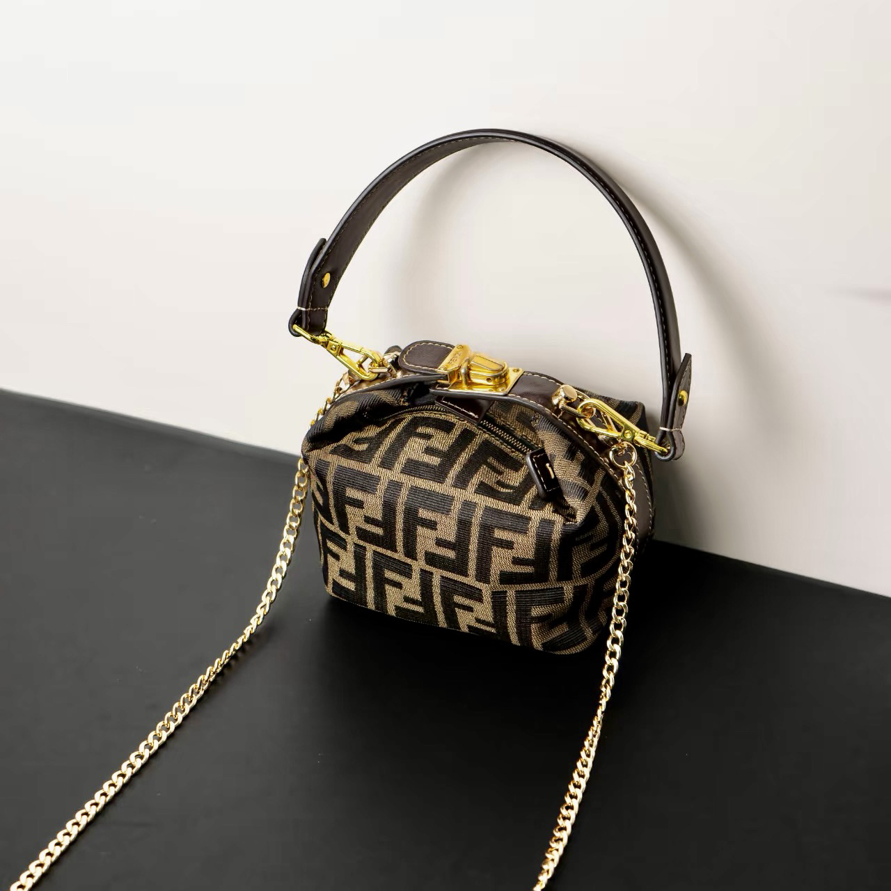 95新 FENDI/芬迪 兔兔奢欣欣/芬迪小遛狗/23020