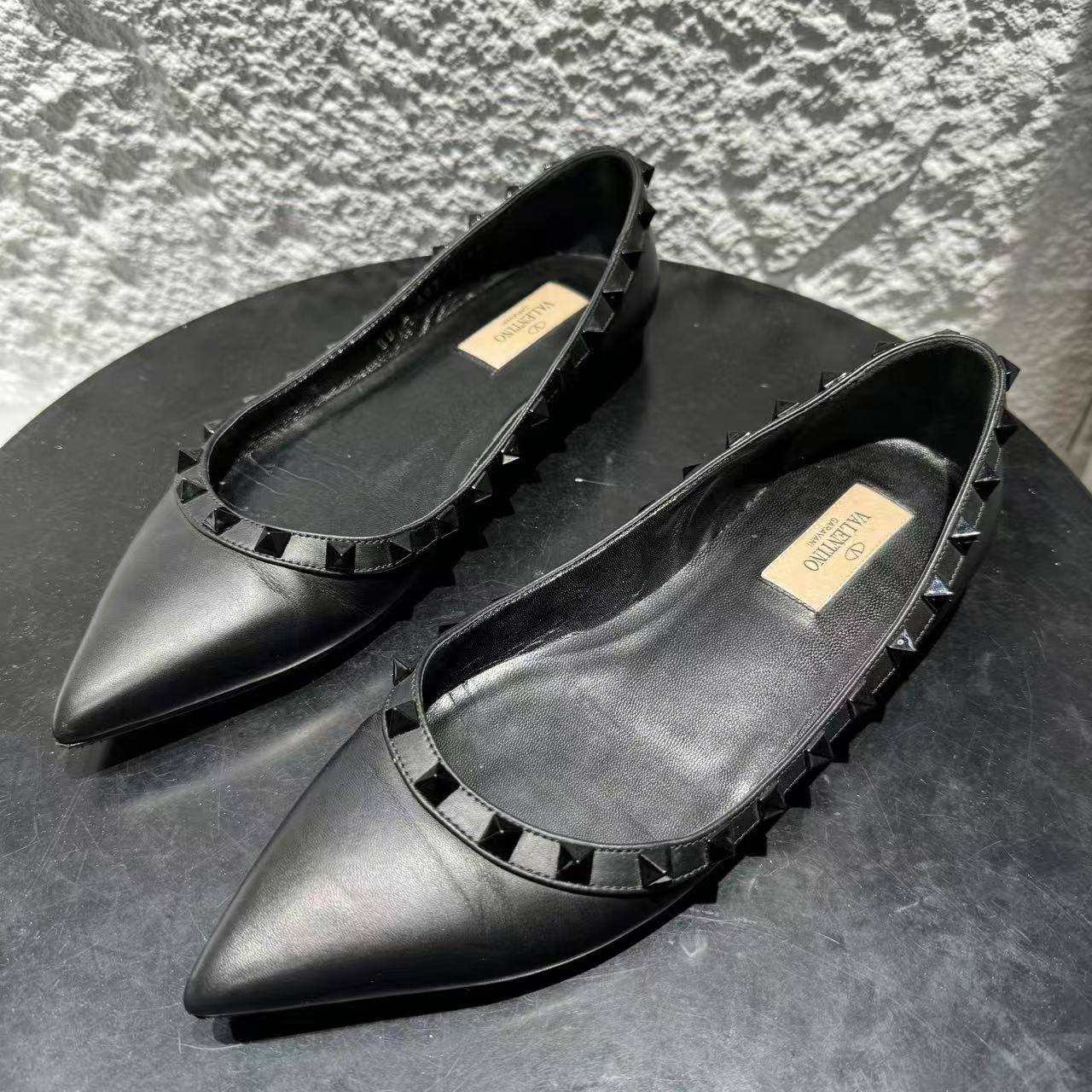 95新 Valentino/华伦天奴 37码/仔仔女鞋/黑色铆钉平底单鞋wsp328