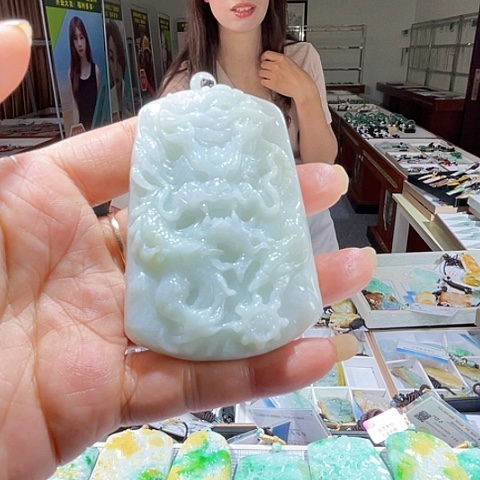 翡翠未镶嵌颈饰一个