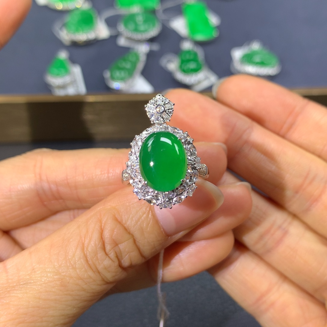 翡翠戒指18K金镶嵌翡翠