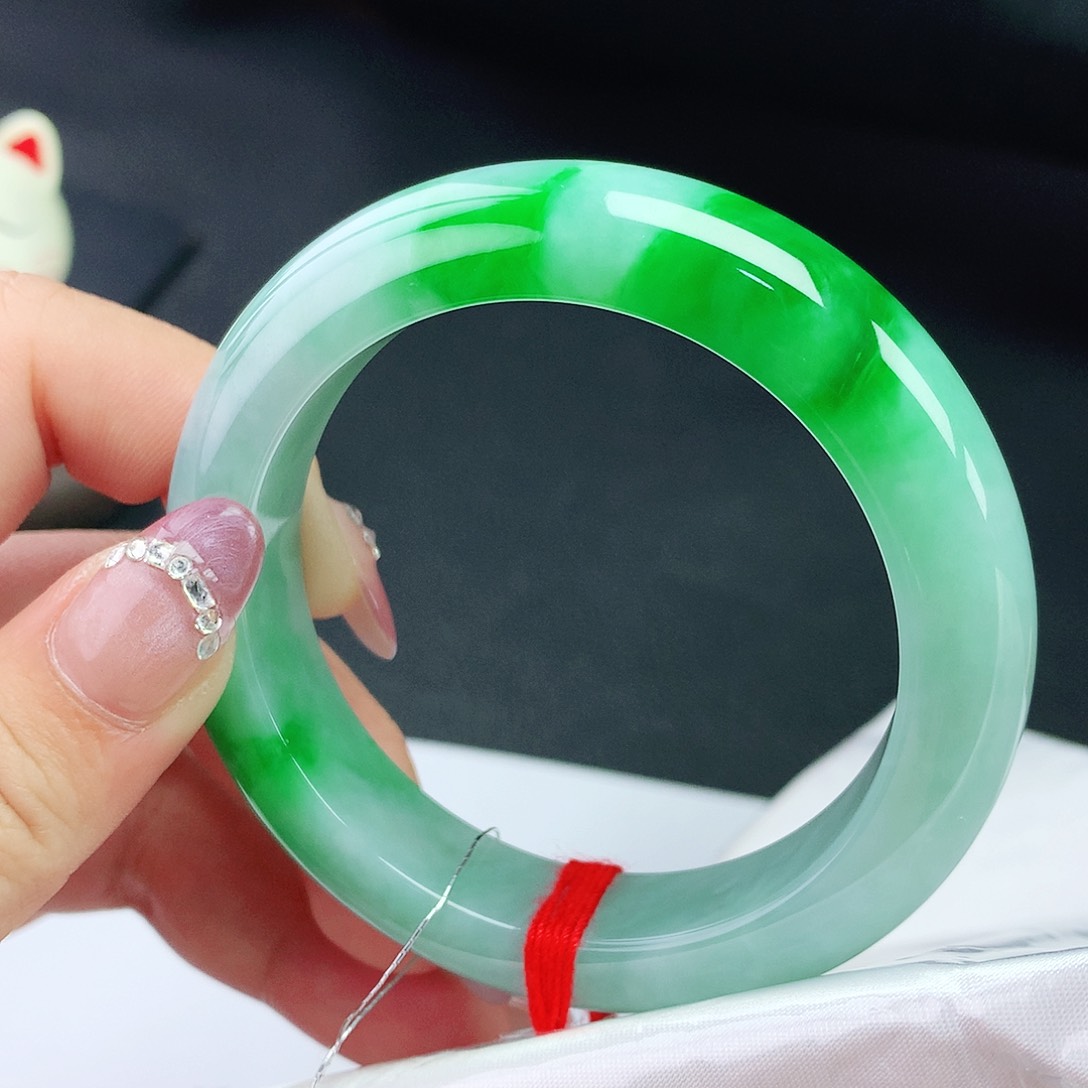 翡翠手镯未镶嵌54圈